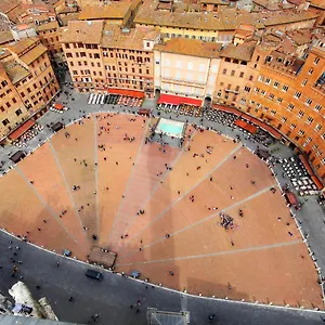 Stilmoderno In Siena's Historic Center, Just Steps From Piazza Del Campo Appartement